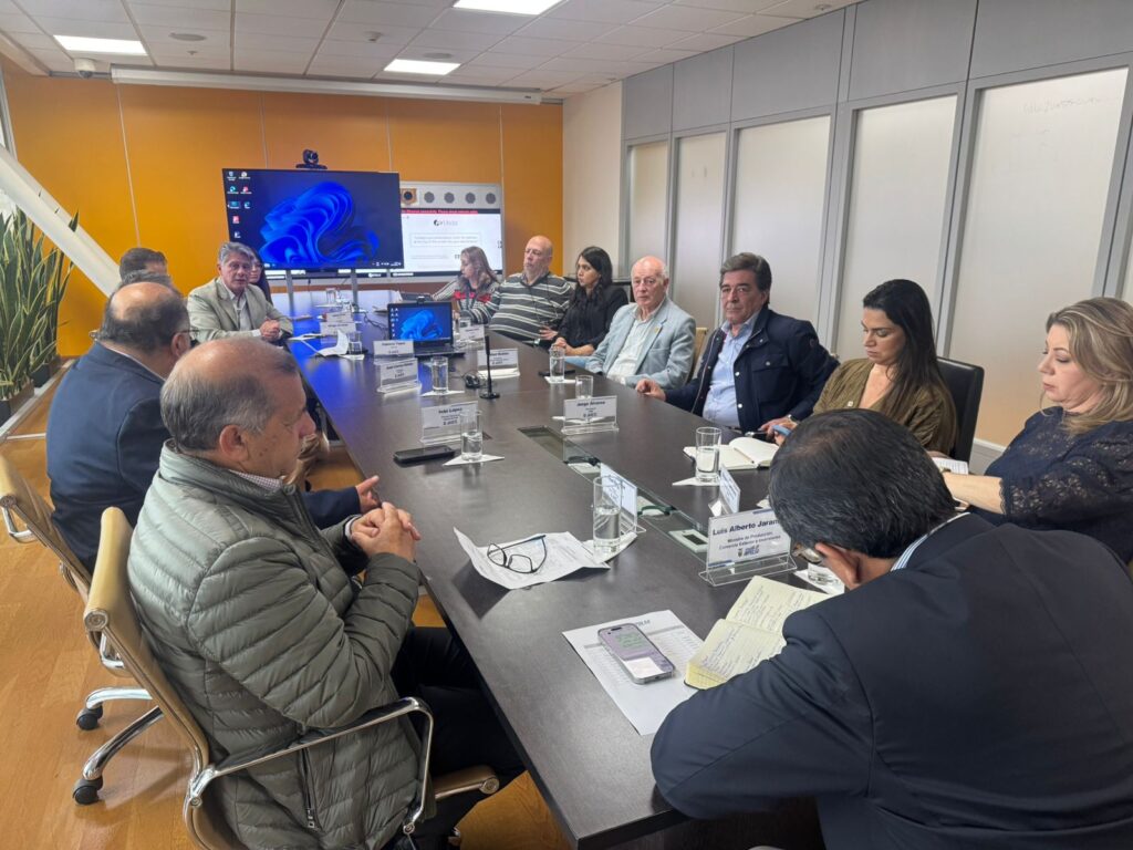 Empresarios del sector privado del turismo en Ecuador analizando decisiones estratégicas