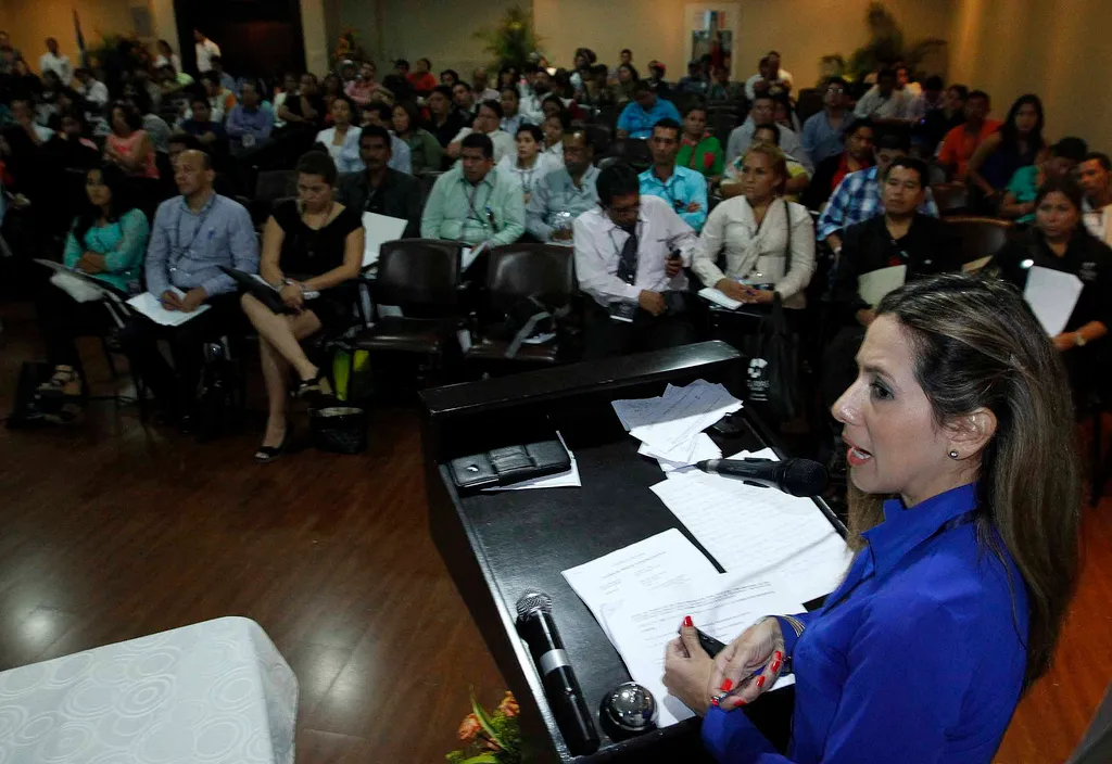 Solange Garcés Aguilar durante una conferencia ante profesionales del sector turístico